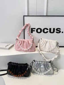 Geplooide wolk handtassen in roze, wit, zwart en zilver met kralen ketting