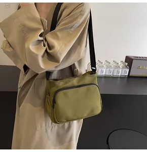 Sac bandoulière en nylon vert olive avec poche avant spacieuse et sangle ajustable
