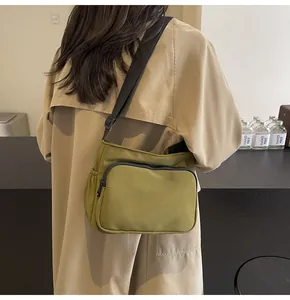 Détail du sac à bandoulière en nylon vert armée avec poche zippée et sangle réglable