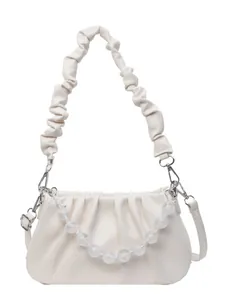 Stijlvolle geplooide cloud bag in crèmewit PU-leer met kralenketting en schouderriem