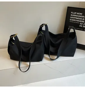 Comparaison de deux sacs hobo noirs en tailles moyenne et grande avec détails dorés