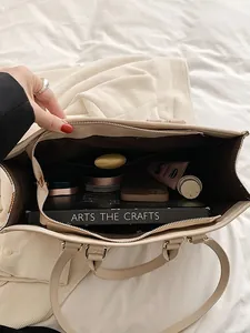 Grote beige lederen shopper met ritssluiting en een ruim interieur voor spullen