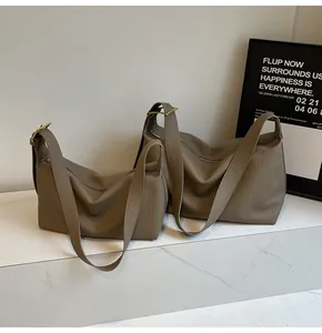 Vue détaillée des sacs Hobo gris éléphant avec grain de cuir et boucles dorées mates