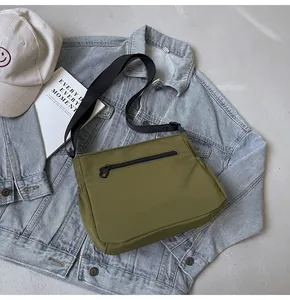 Sac bandoulière en nylon vert armée avec poche zippée noire et sangle réglable