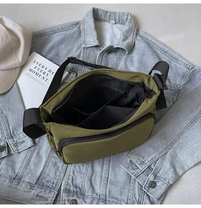 Vue intérieure du sac bandoulière en nylon vert olive montrant les compartiments de rangement