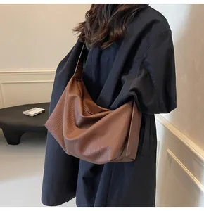 Vue détaillée du dos d'un sac hobo marron en cuir souple avec plis élégants