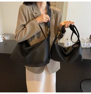 Comparaison détaillée des sacs sous les aisselles en cuir noir, tailles large et petite