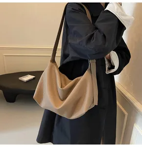 Détail du sac hobo kaki montrant la texture grainée souple et la large bandoulière