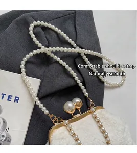 Détail d'un sac à main en peluche avec bandoulière en perles et fermoir en métal doré