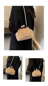 Détails du sac coquillage en peluche marron avec fermoirs perles géantes et chaînes perles