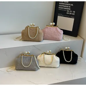 Détail de sacs en peluche avec poignées élégantes en perles déclinés en cinq coloris
