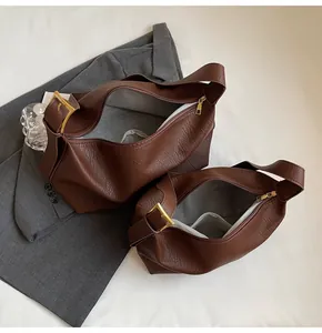 Comparaison détaillée de deux sacs croissants en cuir marron de différentes tailles