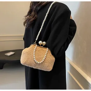 Détail du sac en fausse fourrure camel avec fermoir à perles et chaîne de perles élégante