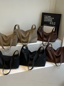 Sac hobo minimaliste en cuir avec texture litchi et boucle de réglage métallique