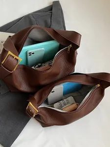 Ensemble de sacs à bandoulière rétro en cuir PU marron foncé de tailles variées, vue de dessus
