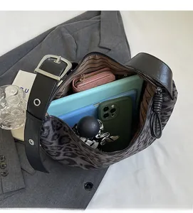 Vue détaillée de l'intérieur du sac léopard montrant sa grande capacité pour les essentiels