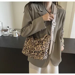 Sac fourre-tout tendance imprimé léopard avec bandoulière cuir et œillets argentés