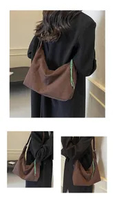 Détail du sac cabas vintage en daim marron avec une cordelette tressée verte décorative
