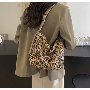 Détail d'un sac porté épaule tendance à motif léopard avec bandoulière réglable