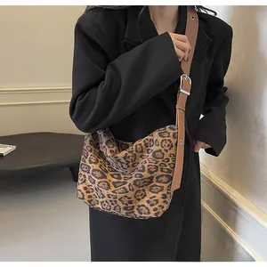 Détail du sac hobo à motif léopard avec bandoulière réglable en cuir marron et boucle