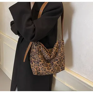 Détail du sac à bandoulière léopard tendance avec sangle réglable en cuir marron