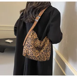 Détail du sac à bandoulière imprimé léopard avec large sangle en cuir réglable