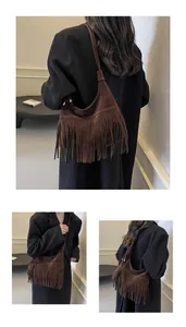 Detail van bruine suède crossbodytas met bohemien franje en een slanke schouderriem