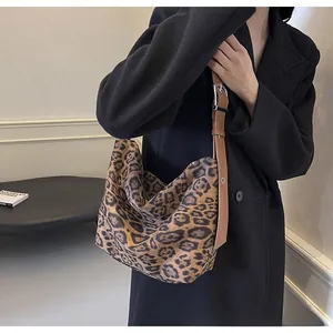Détail du sac à bandoulière à motif léopard avec boucle en métal réglable et design chic