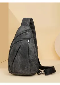 Détail du sac bandoulière rétro gris foncé avec doubles zips et bandoulière large