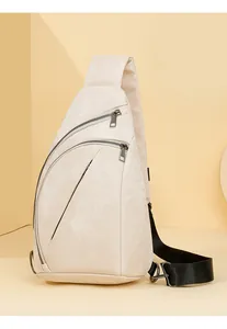 Détail du sac à bandoulière en cuir PU crème avec trois compartiments à fermeture éclair