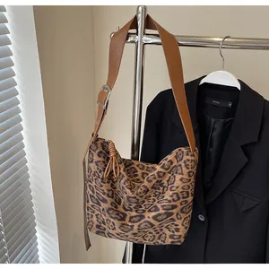 Détail de la bandoulière en cuir réglable et du zip à franges du sac léopard