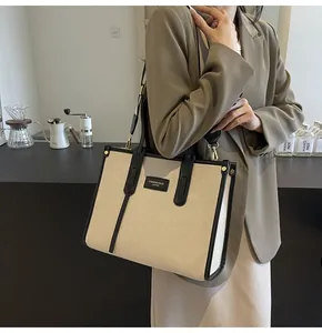Bolso tote de lona con ribete de cuero negro y correa al hombro para mujer