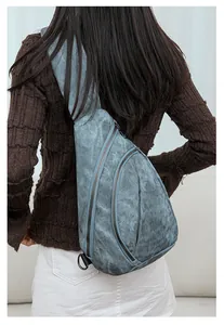 Détail du sac de poitrine en PU bleu clair porté par un mannequin en style décontracté