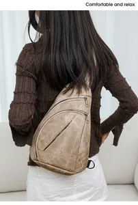 Détail de vue arrière d'un sac de poitrine vintage marron en similicuir à trois zips