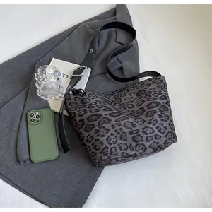 Détail du sac à bandoulière tendance à motif léopard avec bandoulière réglable