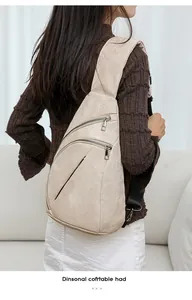 Détail du sac de poitrine en similicuir beige avec trois compartiments zippés argentés