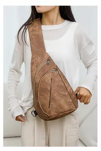 Détail du sac bandoulière en cuir PU marron vintage avec texture et zips métalliques