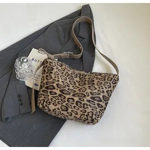 Vue détaillée du sac léopard avec bandoulière en PU réglable et fermeture éclair