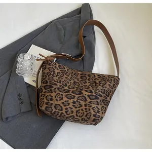 Détail du sac à épaule à motif léopard avec bandoulière en cuir et boucle en métal