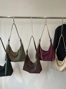 Sac hobo vintage en plusieurs couleurs avec détail de corde tressée et sangle réglable