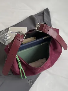 Sac fourre-tout minimaliste en daim bordeaux avec large bandoulière pour tablette et cahiers