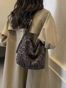Sac à épaule léopard tendance avec bandoulière en cuir noir pour un usage quotidien