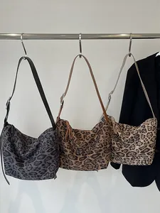 Sacs hobo à imprimé léopard stylés en gris, marron et kaki avec bandoulières