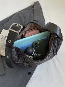 Sac hobo chic à imprimé léopard gris foncé montrant sa grande capacité pour tablette
