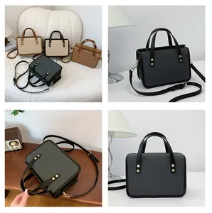 Vues détaillées de petits sacs carrés en noir, marron et beige avec des rivets dorés