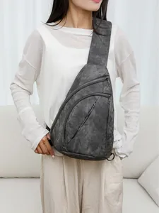 Sac de poitrine vintage en cuir PU souple gris foncé avec plusieurs poches zippées