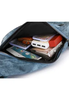 Intérieur spacieux du sac bandoulière en toile bleue avec compartiments et fermeture éclair