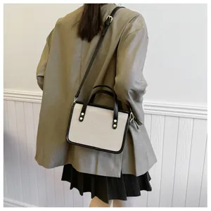 Petit sac à bandoulière carré classique en tissu tissé avec détails en cuir noir