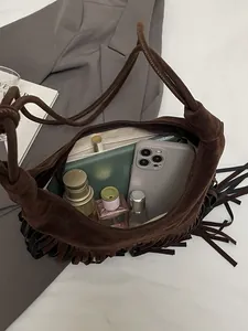 Vintage donkerbruine suède crossbody tas met franjes en een ruim hoofdvak binnen