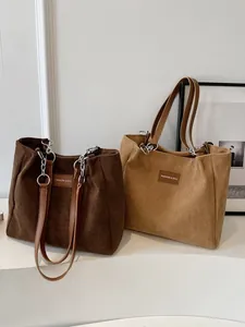 Bolsos tote de pana a rayas en marrón y caqui con correas de cuero y detalles de cadena